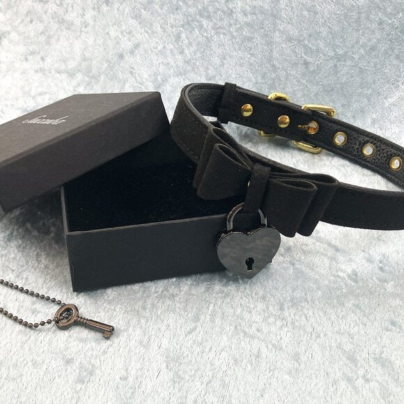 Leather Choker Bow with Lock and Key in Box - Picture 1 of 4